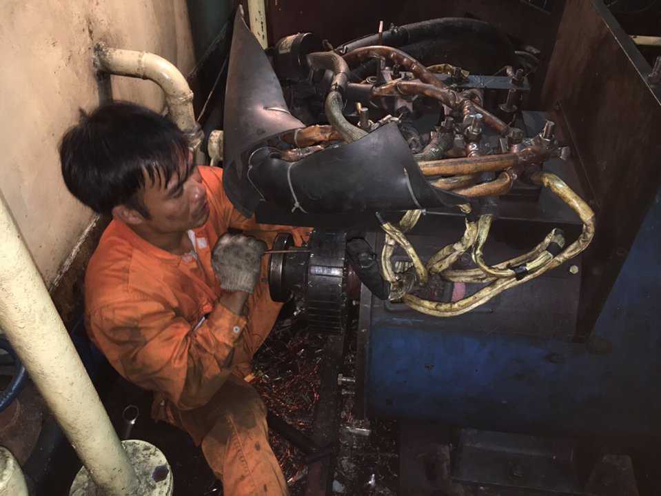 Engine overhaul in Cam Pha